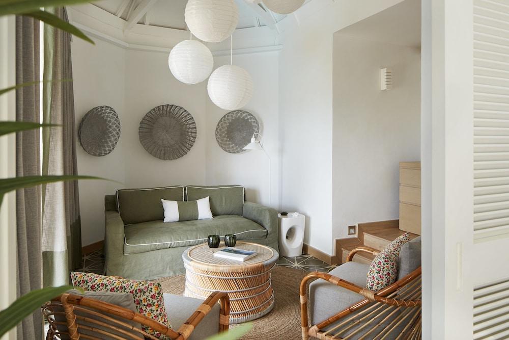 Lux* Grand Gaube Resort & Villas Exterior photo A living room