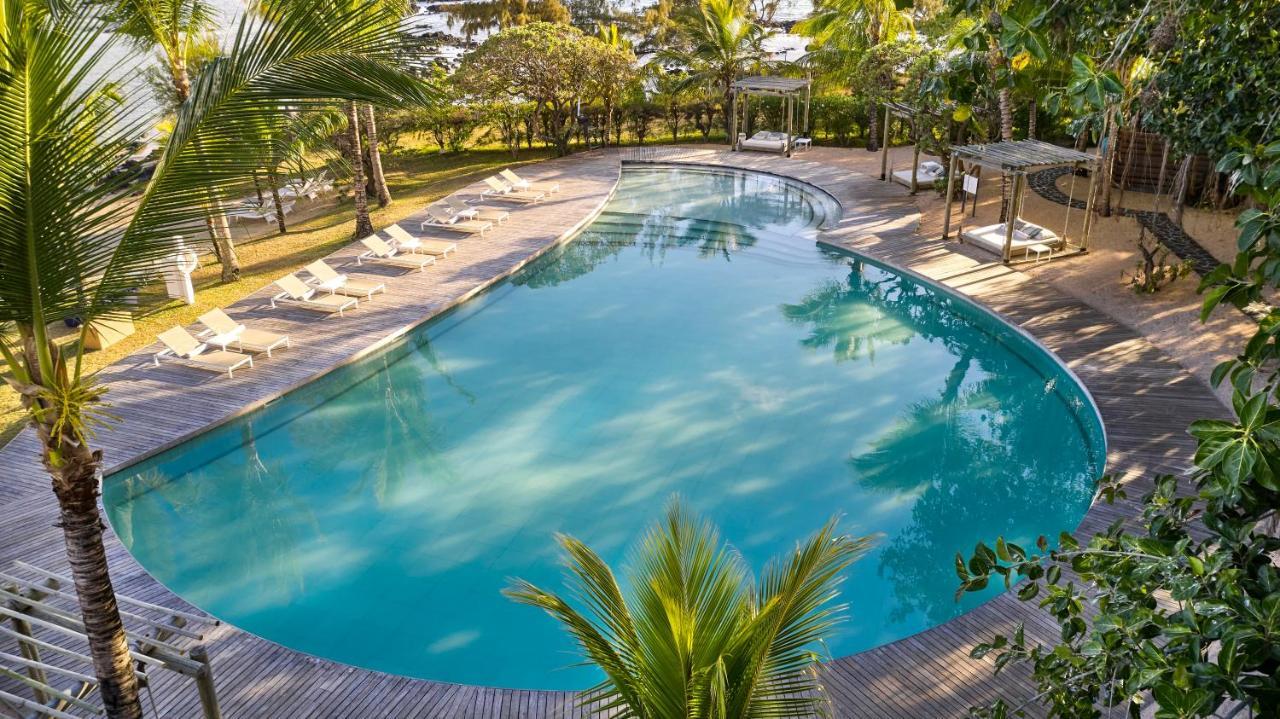 Lux* Grand Gaube Resort & Villas Exterior photo Swimming pool at the resort